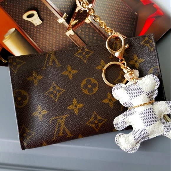 LOUIS VUITTON Classic Pouchette Mono - Picture 1 of 16